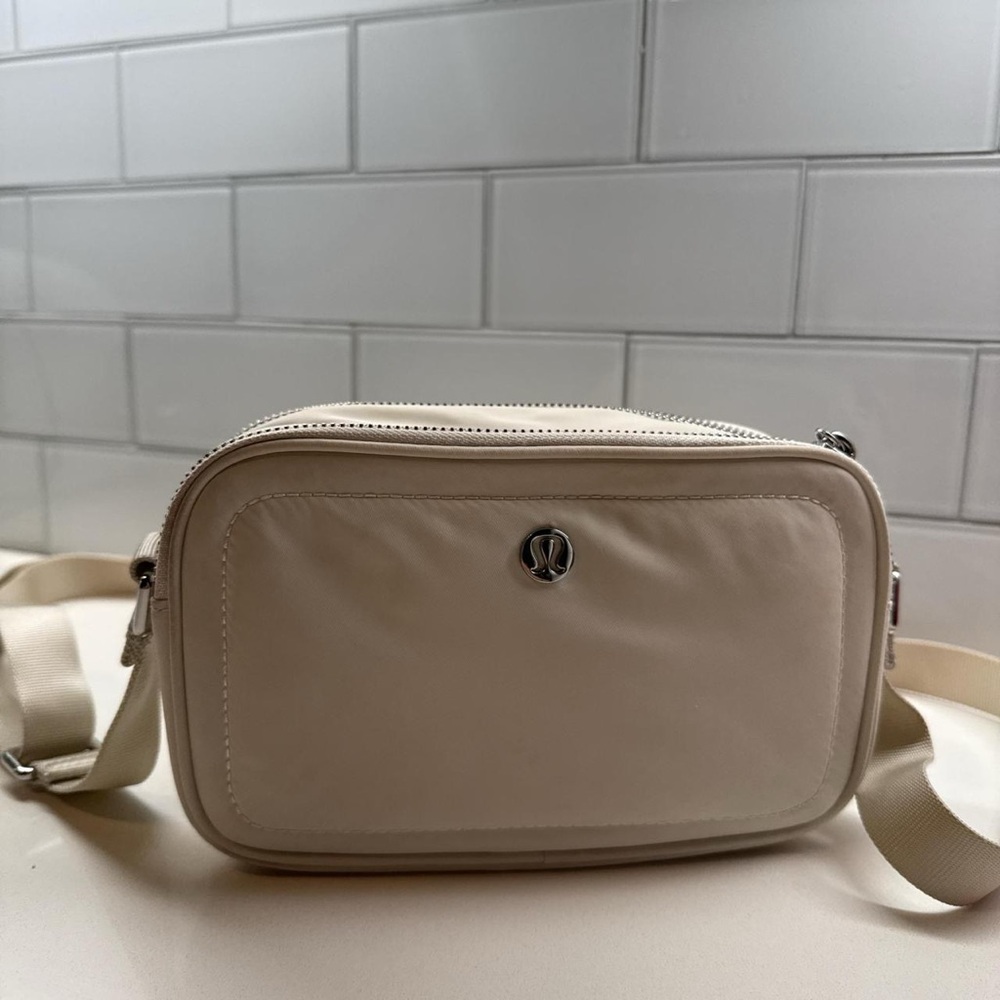 Lululemon Crossbody Camera Bag 2L - Light Ivory